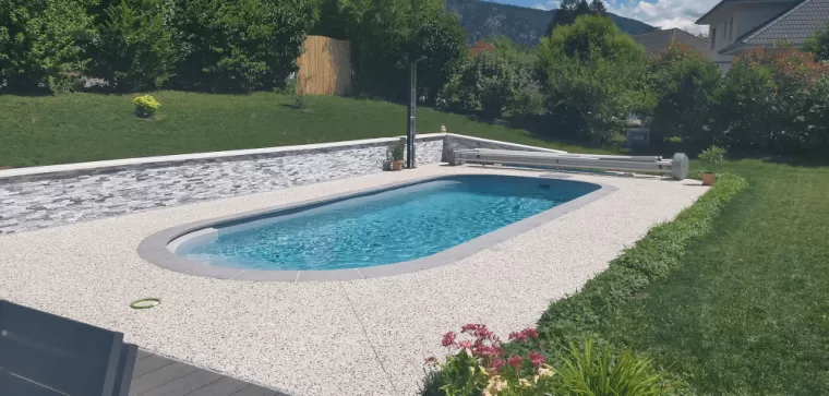 Réalisation d'une pose de piscine avec plage et d'un muret à Novalaise, Saint-Genix-sur-Guiers, Paccard Paysage