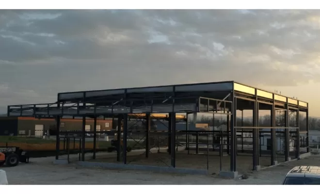 Bâtiment au levé du soleil