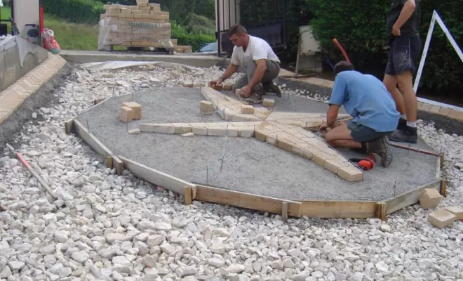 Cours en béton désactivé et pavés