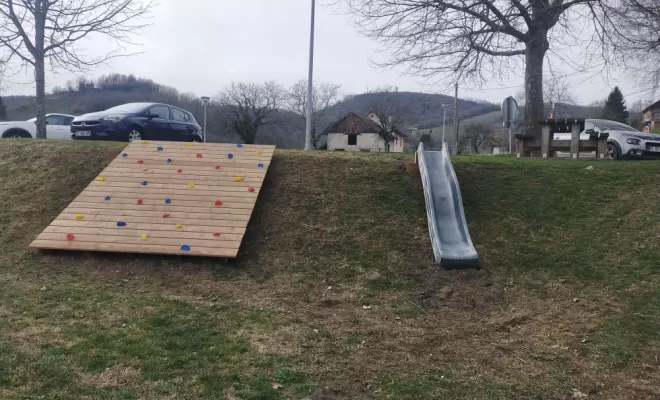 Fabrication et mise en place d'un plan incliné d'escalade et toboggan