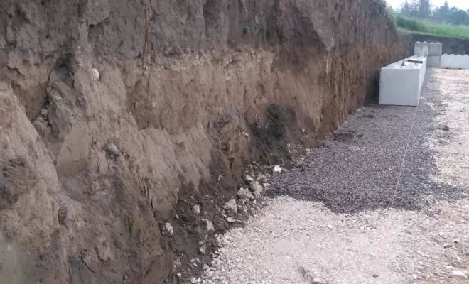 Terrassement et pose du premier étage des blocs béton