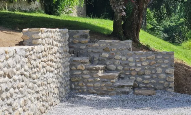 Création et restauration d'un escalier et muret en pierre à Pressins , Saint-Genix-sur-Guiers, Paccard Paysage