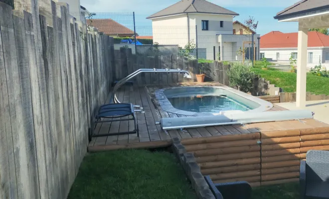 Aménagement d’un espace détente avec une piscine Waterair sur terrain en pente à Pont-de-Beauvoisin, Saint-Genix-sur-Guiers, Paccard Paysage